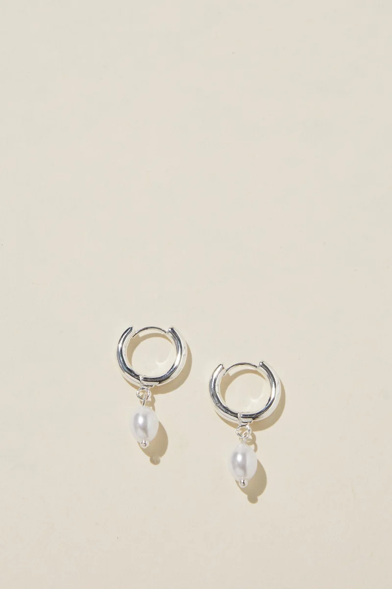 روبي Huggie Hoop Earring